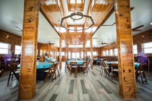 une salle à manger avec tables et chaises et un lustre dans l'établissement Blue Water RV Resort, à Red Fish Cove