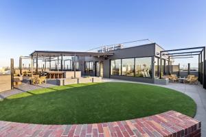 吉朗Quest Geelong Central的草坪房屋的 ⁇ 染