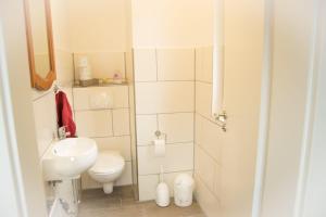 a small bathroom with a toilet and a sink at Unterkunft4You-Ferienhaus-Am-Schloss in Usingen