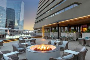 een patio met een vuurplaats voor een gebouw bij Sandton Sun and Towers in Johannesburg