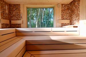 una sauna con paredes de madera y una ventana en Hotel Residenz WALDOASE, en Ahlbeck