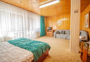 - une chambre avec un lit et un canapé dans l'établissement Pensiune Forest Park, à Baia Mare