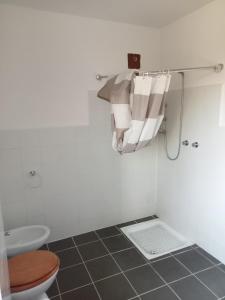 アックアペンデンテにあるPodere San Giuseppeのバスルーム(トイレ、洗面台付)