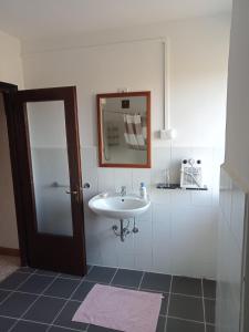 阿夸彭登泰的住宿－Podere San Giuseppe，一间带水槽和镜子的浴室