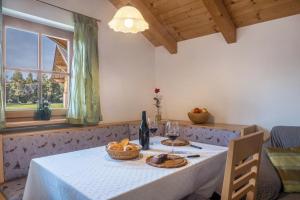 科萊皮耶特拉的住宿－Tschigghof，一张带白色桌布和一瓶葡萄酒的桌子