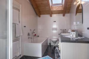 łazienka z wanną, toaletą i umywalką w obiekcie Tschigghof w mieście Collepietra