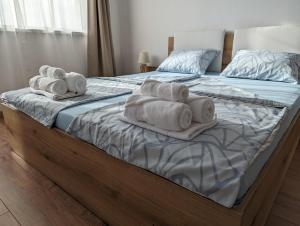 um quarto com duas toalhas numa cama em Teo's place em Ruse