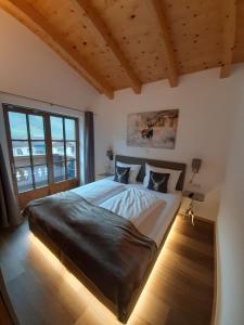 a bedroom with a large bed and a large window at Hochalmbahnen Chalets Rauris 1-09 WE2, Maislaufeldweg 1i OG in Rauris