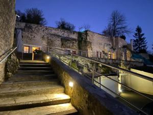 kilka schodów prowadzących do zamku w nocy w obiekcie Gîte de charme 8 personnes centre Azay le Rideau w mieście Azay-le-Rideau