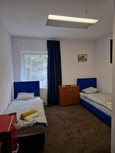 um quarto com 2 camas e uma janela em NOCLEGI WOJTEK em Bytów