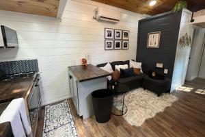 un soggiorno con un divano e un tavolo di Cozy Lakeview Cottage a Mills River Altre 17 foto