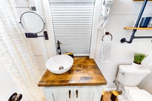 un piccolo bagno con lavandino e specchio di Cozy Lakeview Cottage a Mills River