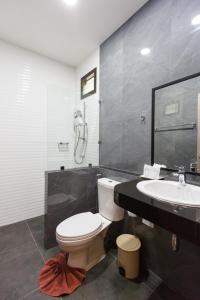 清邁的住宿－Radateeree Boutique Resort，一间带卫生间和水槽的浴室