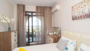 En eller flere senge i et værelse på Burgas Residence 610