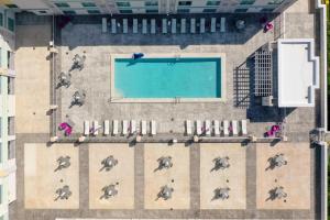 una vista aérea de una piscina en un edificio en Hyatt Place St Augustine Vilano Beach en Saint Augustine