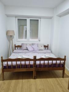 Postel nebo postele na pokoji v ubytování Golden Sun Skopje