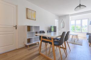 - une salle à manger et un salon avec une table et des chaises dans l'établissement IKIZEN - Central Confort - Hypercentre - place d'erlon, à Reims