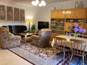 a living room with a table and chairs at Apartament 2 sypialnie, 2 łazienki, taras, parking in Warsaw