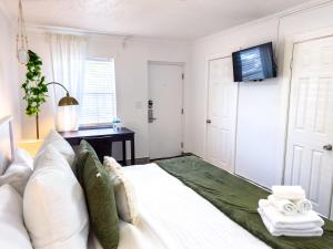 a bedroom with a bed with a television on the wall at King Suite Apt With Shared Pool 02 in Clearwater