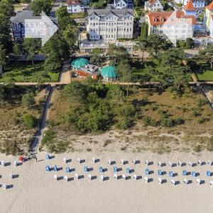 an aerial view of a beach with chairs and buildings at Haus Seeblick Hotel Garni & Ferienwohnungen in Zinnowitz