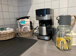 eine Kaffeemaschine auf einer Küchentheke in der Unterkunft Atelierwohnung mit Parkblick in Erfurt