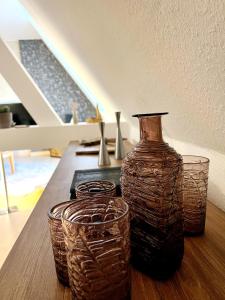 eine Gruppe Gläser und eine Vase auf dem Tisch in der Unterkunft Atelierwohnung mit Parkblick in Erfurt