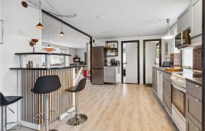 Кухня или мини-кухня в Stunning Home In Otterup With Kitchen
