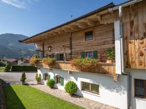 Cảnh núi rừng hoặc tầm nhìn ra núi từ căn hộ