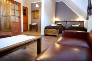 a living room with two beds and a couch at Chata Sudecka I apartamenty z aneksami kuchennymi in Sienna