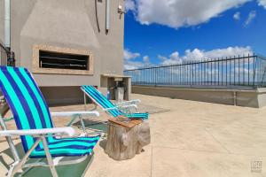une paire de chaises assises sur une terrasse dans l'établissement Ap Embarcadero, à Porto Alegre