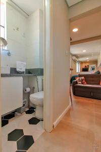 Il comprend un salon et une salle de bains pourvue de toilettes. dans l'établissement Ap Embarcadero, à Porto Alegre