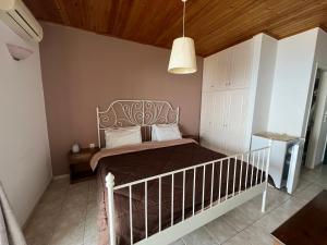 1 dormitorio con 1 cama con cuna blanca en La Casa D' Irene, en Agios Nikitas