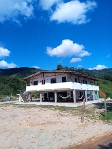 uma casa numa colina com um céu azul em Lemon ecopark em San Rafael