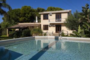 una villa con piscina di fronte a una casa di Villa Stella Nord a Marsala