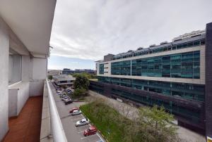 Vue aride d'un immeuble avec des voitures garées sur un parking dans l'établissement Crystal Apartment Katowice II, à Katowice