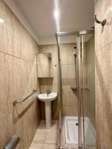 ein Bad mit einem Waschbecken, einer Dusche und einem WC in der Unterkunft Amarilla Golf Suite by VV Canary Ocean Homes in San Miguel de Abona