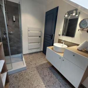 y baño con ducha, lavabo y aseo. en Gite le 19 - Maison 130m2 - Les Rosiers sur Loire - Chambres climatisées, en Les Rosiers