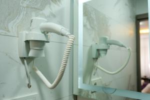 La salle de bains est pourvue d'un téléphone sur le mur. dans l'établissement Yellow Mansion, à Istanbul 50 autres photos