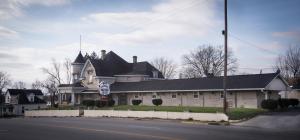 una casa grande al lado de una calle en Rosemount Motel, en Bedford