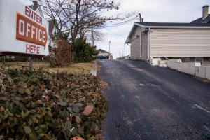 una señal de venta al lado de una casa en Rosemount Motel, en Bedford