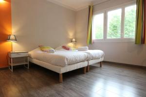 1 dormitorio con 1 cama grande y ventana en Le Sainte Victoire T3 climatisé balcon parking en Aix-en-Provence