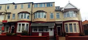 un gran edificio con persianas azules en The Sandalwood Hotel, en Blackpool