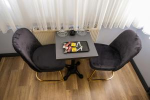 una mesa con 2 sillas negras y una mesa con en Yellow Mansion, en Estambul