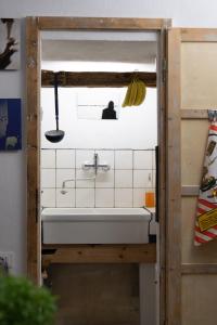 a bathroom with a sink and a banana at Casa Vacanze Zummer Frei Studio in Pieve di Cadore