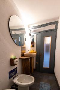 a bathroom with a sink and a mirror at Casa Vacanze Zummer Frei Studio in Pieve di Cadore