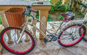 ein Fahrrad mit einem Korb auf dem Bürgersteig in der Unterkunft Cozy Apartment In Rtina, Razanac With Kitchen in Miletići