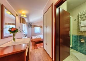 Ένα ή περισσότερα κρεβάτια σε δωμάτιο στο Hotel Trogir