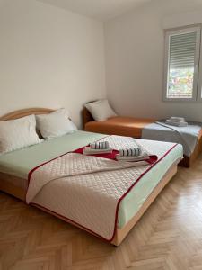 um quarto com 2 camas e uma janela em Apartment Lazar & Marco em Podgorica