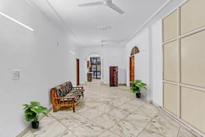 sala de estar con 2 sillas y sofá en OYO Townhouse 1071 Hotel Metro Inn Residency Near ISKCON Temple Noida, en Indirapuram