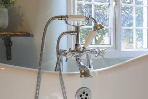 Vannituba majutusasutuses Pond Cottage +24 fotot